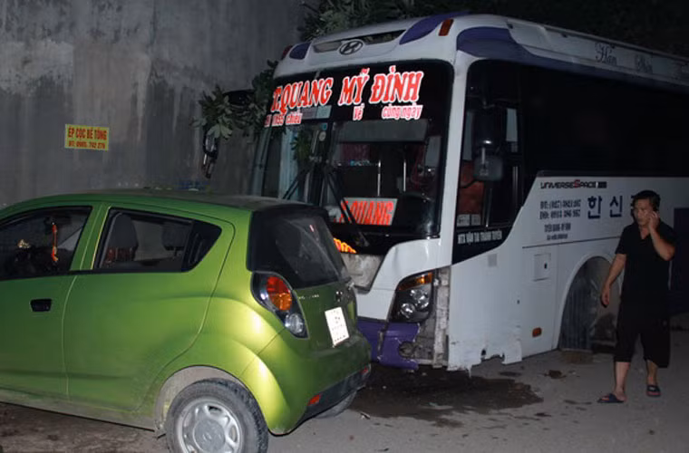 Khoảng 23h đêm 27/8, tại thị trấn Đoan Hùng (Đoan Hùng, Phú Thọ) đã xảy ra một vụ tai nạn giao thông nghiêm trọng. Chiếc xe khách biển số 22L... chạy hướng Hà Nội - Tuyên Quang do Phạm Quang Trường (trú Tuyên Quang) cầm lái đã đâm vào đám đông đang xem vụ tai nạn giao thông trước đó khiến anh Đỗ Mạnh Đức (SN 1990, trú tại thị trấn Đoan Hùng) chết ngay tại chỗ, 8 người khác bị thương nặng.