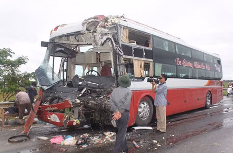 Do hai xe chạy với tốc độ nhanh nên cú đâm trực diện với lực mạnh đã làm đầu hai chiếc xe bẹp dúm, hư hỏng hoàn toàn. Vụ tai nạn cũng làm tài xế xe tải Lê Đình Cư tử vong. Tài xế xe khách Nguyễn Văn Thanh bị thương nặng mắc kẹt trong cabin. 10 hành khách khác trên xe khách cũng bị thương.