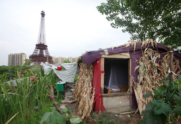Vành đai bên ngoài của phiên bản thu nhỏ của thủ đô Paris hoa lệ trông tồi tàn và hoang vắng với căn lều lụp xụp của nông dân nghèo và mảnh đất canh tác mọc đầy cỏ dại.