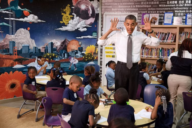 Tổng thống Barack Obama chơi đùa với trẻ em trong chuyến thăm một lớp học mầm non tại Trường Tiểu Học Moravia ở Baltimore ngày 17/5/2013.