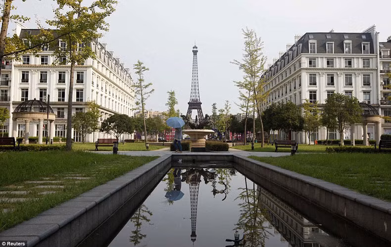 Tianducheng cũng bao gồm nhiều tòa nhà được xây dựng theo lối kiến trúc châu Âu tuyệt đẹp với vỉa hè rộng rãi, sạch sẽ, đài phun nước với các bức tượng ấn tượng trong các vườn Luxemburg...