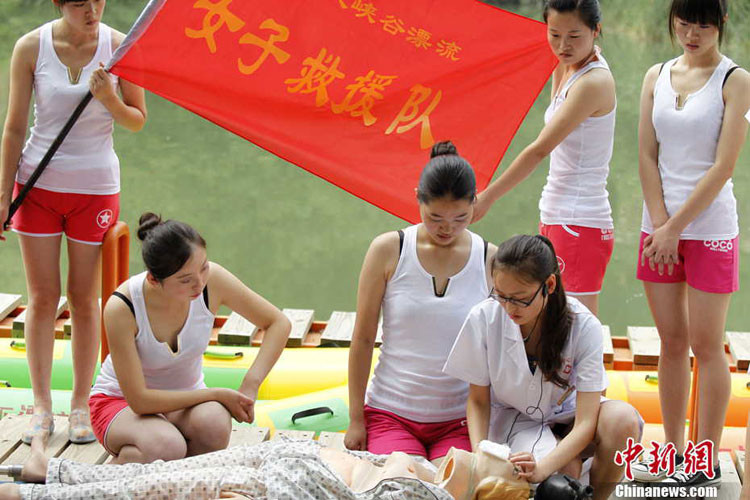 Các cô gái trẻ được hướng dẫn tỉ mỉ cách hô hấp nhân tạo cũng như xoa bóp tim ngoài lồng ngực khẩn cấp cho nạn nhân.