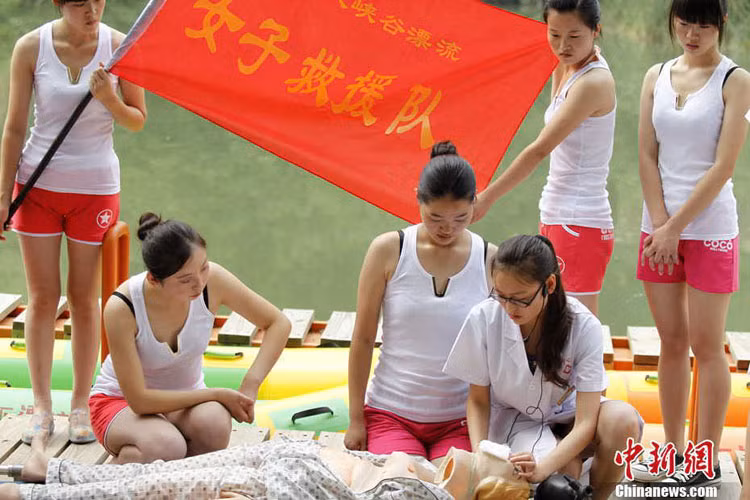 Các cô gái trẻ được hướng dẫn tỉ mỉ cách hô hấp nhân tạo cũng như xoa bóp tim ngoài lồng ngực khẩn cấp cho nạn nhân.