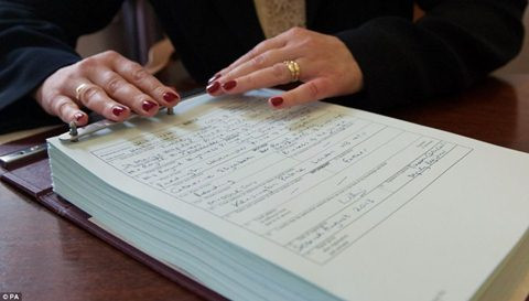 Theo luật tất cả các em bé sơ sinh ở Anh phải được đăng ký khai sinh trong vòng 42 ngày kể từ khi chào đời.