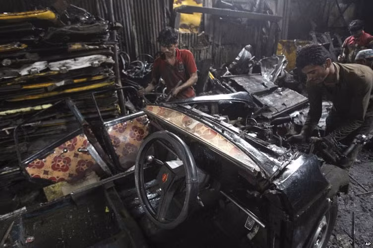 Tuy vậy, nhiều taxi Premier Padmini vẫn bị đưa đến bãi phế liệu và bị "làm thịt".