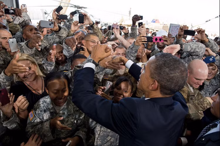 Tổng thống Barack Obama gặp gỡ binh sĩ Mỹ sau bài phát biểu tại Fort Bliss ở El Paso, Texas ngày 31/8/2012.