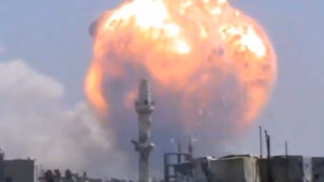 Quả cầu lửa khổng lồ bốc lên sau vụ nổ kho đạn ở thành Homs, Syria.