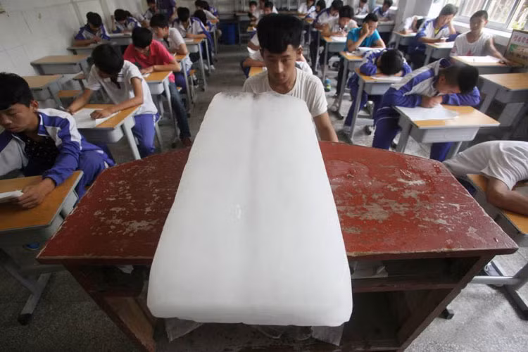 Trường học Trung Quốc đặt nguyên tảng đá lớn trên chiếc bàn kê ngay trong phòng thi để làm mát cho học sinh đang thi cuối cấp.