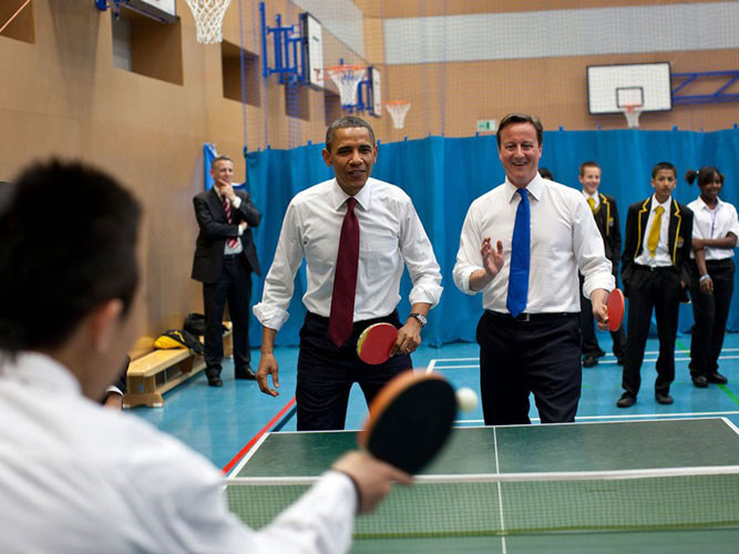 Tổng thống Barack Obama và Thủ tướng Anh David Cameron chơi bóng bàn với sinh viên Học viên Globe ở London, Anh ngày 24/5/2011.