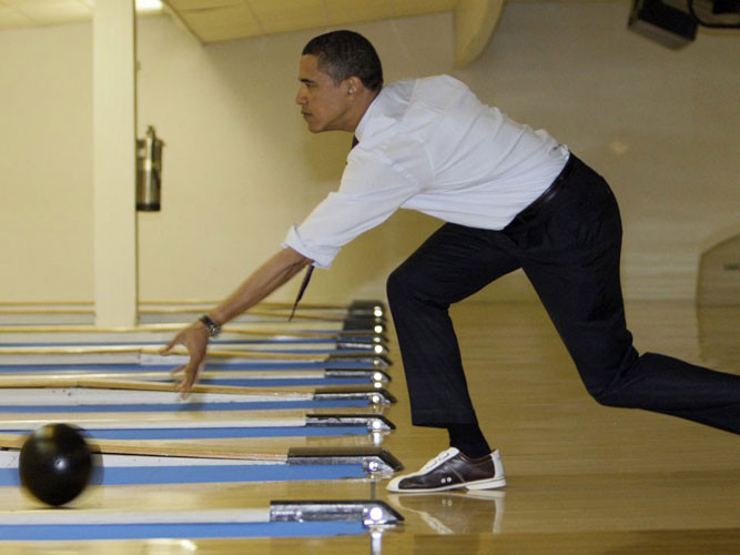 Ông Obama trổ tài chơi bowling.