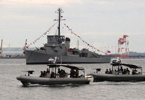 \Nhóm tác chiến đặc biệt của Hải quân Philippines trên vịnh Subic chào đón tàu chiến BRP Ramon Alcaraz hôm 6/8.