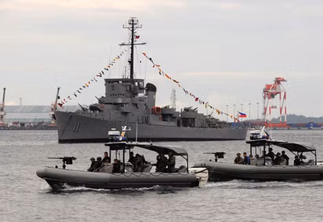 \Nhóm tác chiến đặc biệt của Hải quân Philippines trên vịnh Subic chào đón tàu chiến BRP Ramon Alcaraz hôm 6/8.