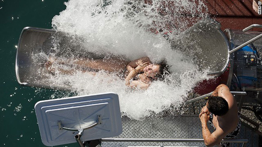 4. Công viên nước Khu vực 47 (Innsbruck, Áo). Công viên nước ngoài trời ở khu vực hồ Alpine, Khu vực 47 chỉ mở cửa từ tháng 4 đến cuối tháng 9 có các đường trượt nước khủng, đường trượt cao tốc và một tháp lặn.