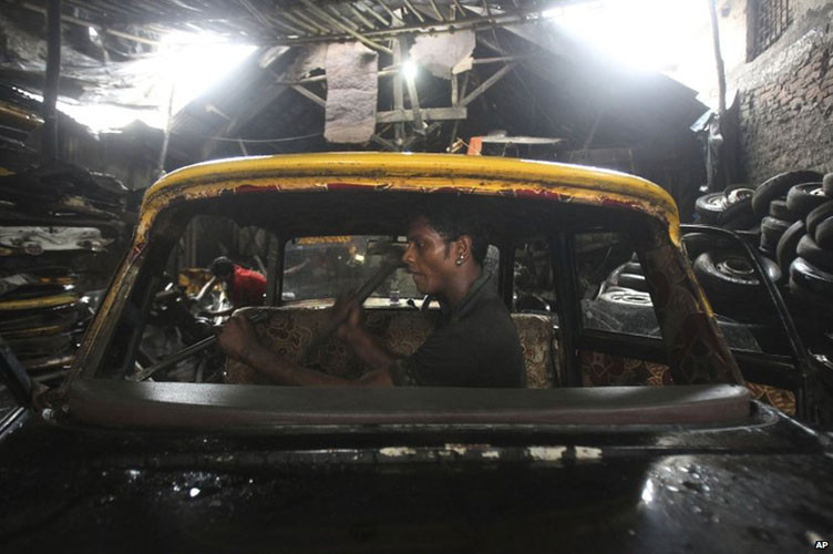 Nhưng nhiều lái xe và chủ sở hữu của Premier Padmini bất bình đặt câu hỏi xoáy “Nếu những chiếc xe cũ đi, bạn sẽ ném ngay chúng ra ngoài bãi rác ư? Chúng nên được sửa chữa, bảo dưỡng”.