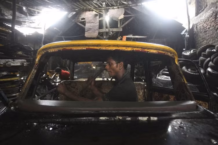 Nhưng nhiều lái xe và chủ sở hữu của Premier Padmini bất bình đặt câu hỏi xoáy “Nếu những chiếc xe cũ đi, bạn sẽ ném ngay chúng ra ngoài bãi rác ư? Chúng nên được sửa chữa, bảo dưỡng”.