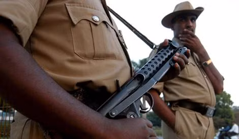 Cảnh sát Ấn Độ mới bắt được một nghi phạm. Một nghi phạm khác vẫn đang lẩn trốn và bị truy nã.