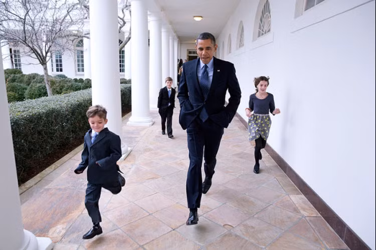 Tổng thống Barack Obama chạy dọc hành lang Nhà Trắng cùng các con của cựu Phó Cố vấn An ninh Quốc gia Denis McDonough ngày 25/1/2013. Ông Obama đã thông báo bổ nhiệm ông McDonough làm Chánh văn phòng Nhà Trắng thay ông Jack Lew.