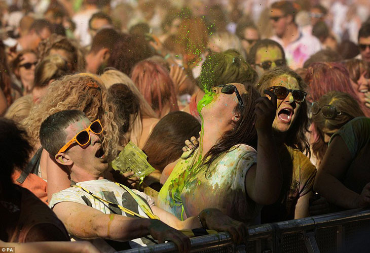 Phần lớn người tham gia trò ném bột màu là các chàng trai, cô gái trẻ.