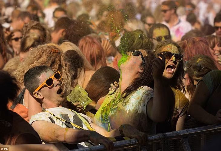 Phần lớn người tham gia trò ném bột màu là các chàng trai, cô gái trẻ.