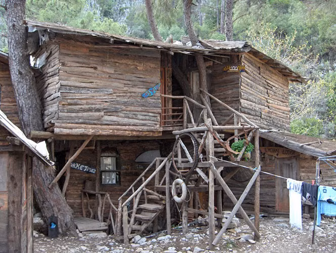 3. Khách sạn trên cây của Kadir, Thổ Nhĩ Kỳ. Những ngôi nhà trên cây của Kadir hình thành một làng bao gồm 300 nhà trên cây ở thành phố cổ của Thổ Nhĩ Kỳ, Olympos.