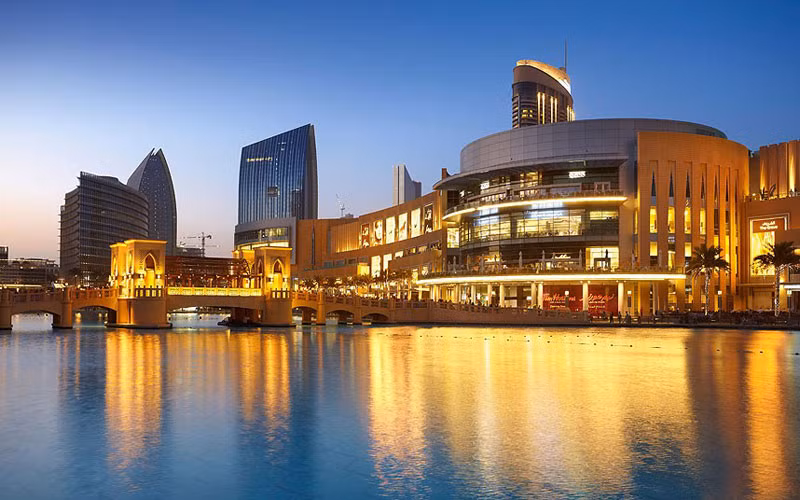 Dubai Mall – trung tâm mua sắm và vui chơi giả trí lớn và đông nhất thế giới với số lượt khách tới thăm nhiều hơn số người tới New York năm ngoái. Dubai Mall đang tiếp tục được mở rộng thêm.