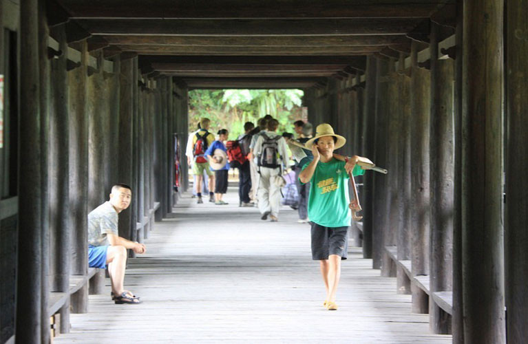 Chengyang dài 64,4 m, rộng 3,4 m và cao 10,6 m có 3 cột trụ, 3 nhịp cầu, 5 đình và 19 hiên.