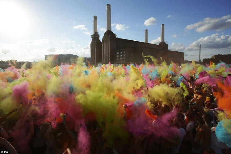 Hàng trăm người tụ tập cùng nhau, hào hứng tham gia trò ném bột màu vui nhộn trong một lễ hội âm nhạc và khiêu vũ ngoài trời ở nhà máy điện Battersea, London đã ngừng hoạt động.