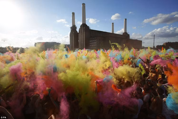Hàng trăm người tụ tập cùng nhau, hào hứng tham gia trò ném bột màu vui nhộn trong một lễ hội âm nhạc và khiêu vũ ngoài trời ở nhà máy điện Battersea, London đã ngừng hoạt động.