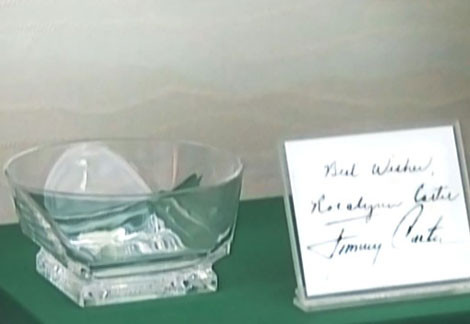 Quà tặng cỉa cựu Tổng thống Mỹ Jimmy Carter dành cho nhà lãnh đạo Triều Tiên Kim Jong Il trong chuyến thăm trên danh nghĩa cá nhân tới Bình Nhưỡng năm 1994.