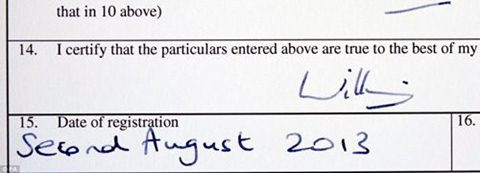 Chữ ký bằng tay của Hoàng tử William trong giấy đăng ký khai sinh của cậu con trai George trước sự chứng kiến của cán bộ Phòng Đăng ký Khai sinh Westminster. Đây cũng là nơi ông bố, Hoàng tử William được đăng ký khai sinh.