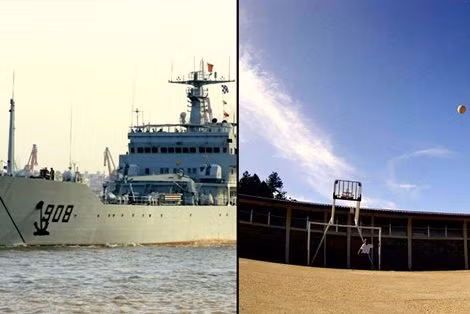 Tàu đổ bộ lớp Yuting của Hải quân Trung Quốc (trái) được cho là đã tham gia tuần tra quanh quần đảo Palawan. Ảnh phải là sân bóng rổ Trung Quốc xây dựng trên Đá Vành Khăn.