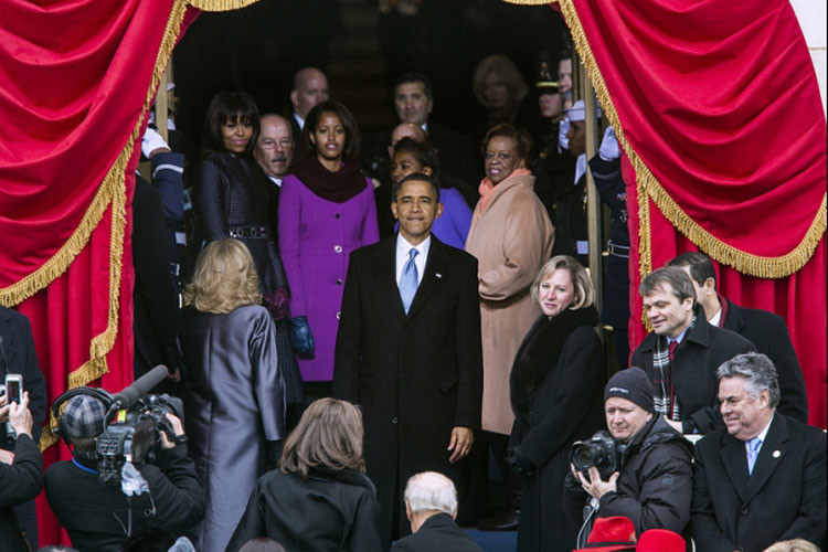 Tổng thống Barack Obama nhìn lại sân khấu của buổi lễ tuyên thệ nhậm chức tại Tòa nhà quốc hội ở Washington DC ngày 21/1/2013 sau khi buổi lễ kết thúc.