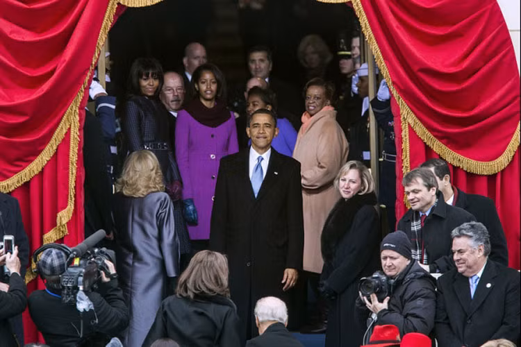 Tổng thống Barack Obama nhìn lại sân khấu của buổi lễ tuyên thệ nhậm chức tại Tòa nhà quốc hội ở Washington DC ngày 21/1/2013 sau khi buổi lễ kết thúc.