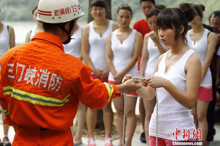 Nơi các cô gái xinh đẹp, quyến rũ luyện tập cứu hộ cũng là điểm du lịch rất hút khách, nhất là những người thích khám phá những vùng nguy hiểm.