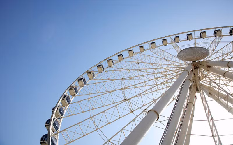 Đu quay "Con Mắt Dubai" cao 201 m này sẽ vượt qua chiếc quay lớn nhất thế giới cao 165 m hiện tại ở Singapore và cho phép du khách ngắm toàn cảnh Dubai.