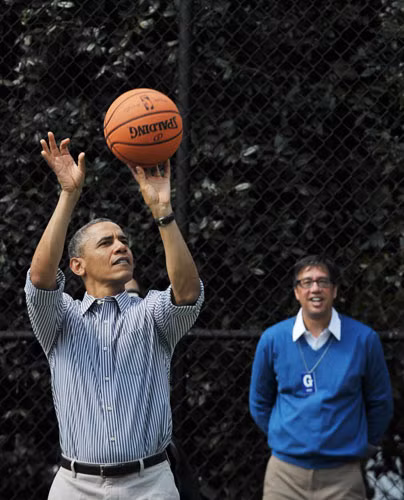 Tổng thống bắt quả bóng rổ trong trấn đấu bóng rổ với trẻ em Mỹ trong Lễ Lăn trứng Phục sinh hàng năm tại bãi cỏ phía nam của Nhà Trắng ở Washington, DC ngày 1/4/2013.