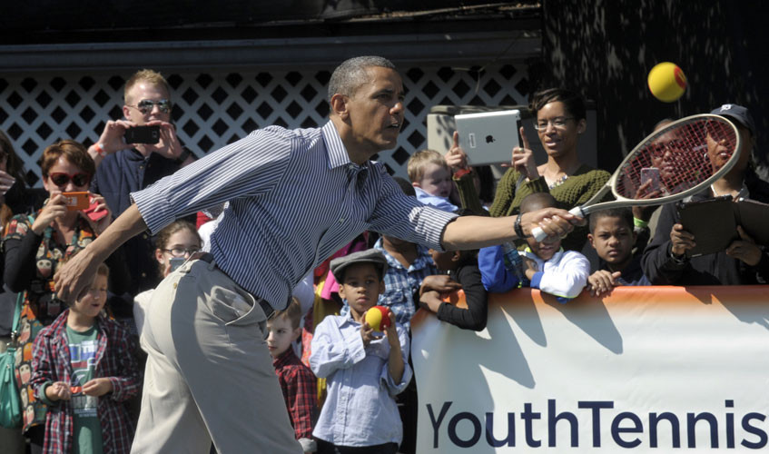 Tổng thống Barack Obama chơi quần vợt trong Lễ Lăn trứng Phục sinh hàng năm ở bãi cỏ phía Nam Nhà Trắng tại Washington ngày 1/4/2013.