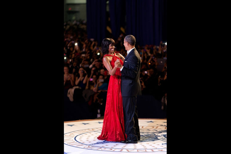 Tổng thống Barack Obama và Đệ nhất phu nhân Michelle Obama nhảy tình tứ trong buổi khiêu vũ kỷ niệm lễ nhậm chức của ông Obama ở Washington DC ngày 21/1/2013.