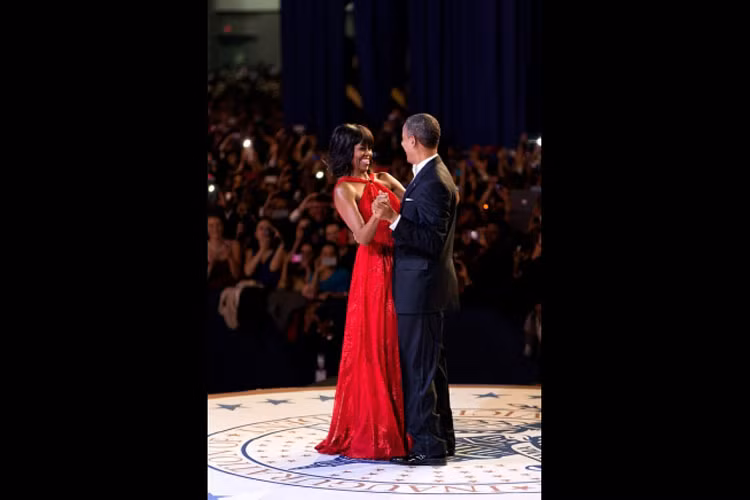 Tổng thống Barack Obama và Đệ nhất phu nhân Michelle Obama nhảy tình tứ trong buổi khiêu vũ kỷ niệm lễ nhậm chức của ông Obama ở Washington DC ngày 21/1/2013.