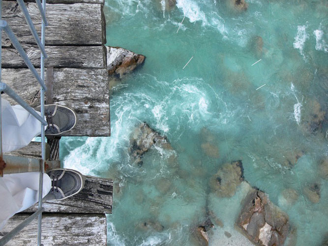 hoặc đơn giản hơn là "Dòng sông Ngọc lục bảo".