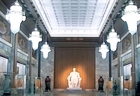 Các lọ hoa, bình quý giá bên trong căn nhà chứa hàng trăm nghìn món quà của các nhà lãnh đạo Triều Tiên.