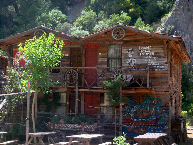 Được xếp hạng là một trong những khách sạn rẻ nhất trong khu vực, nơi đây là điểm dừng chân nghỉ ngơi lý tưởng của khách du lịch bụi, dân phượt và những ai muốn trải nghiệm cảm giác sống trên các ngọn cây mà không sợ bị “chặt chém”.