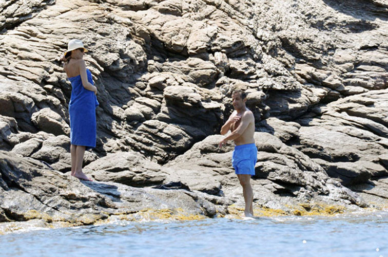 Cựu Tổng thống Pháp Nicolas Sarkozy và cựu Đệ nhất phu nhân Carla Bruni rủ nhau đi tắm biển trong kỳ nghỉ hè ở dinh thự Côte d'Azur trên đảo Le Cap Nègre.