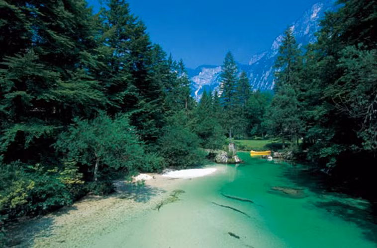 Ngoài ra, với vẻ đẹp hiếm có, dòng sông xanh còn được ưu ái gọi bằng cái tên đã được nhân cách hóa “Mỹ nhân Ngọc lục bảo”,