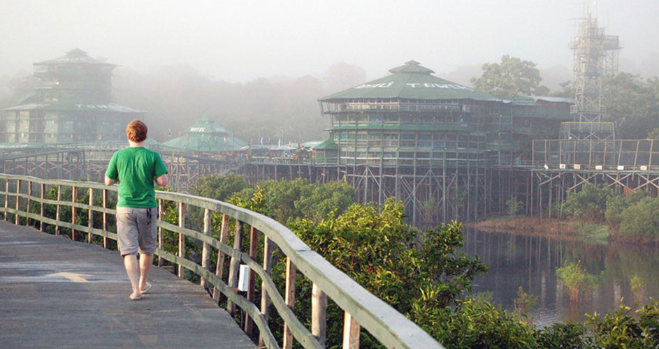 Nhà thám hiểm Jacques Cousteau là người nghĩ ra ý tưởng độc đáo, xây dựng một khách sạn ở giữa rừng mưa mưa Amazon, theo phong cách của gốc người Brazil.