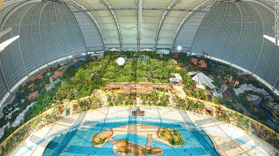 7. Công viên nước Quần đảo Nhiệt đới (Krausnick, Đức). Tọa lạc trong một khu vực có diện tích rộng lớn nhất thế giới, Công viên Quần đảo Nhiệt đới có sức chứa 6.000 du khách/ngày và sở hữu những hồ bơi trong nhà lớn nhất thế giới với chiều dài 200 m.