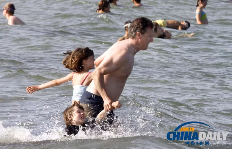 Thủ tướng Anh vui vẻ tắm biển cùng các cục cưng trong kỳ nghỉ hè với gia đình.