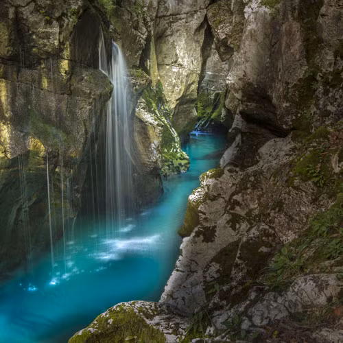 Con sông nổi tiếng có nước trong vắt và xanh màu ngọc lục bảo hiếm có xuyên qua những ngọn núi hùng vĩ,