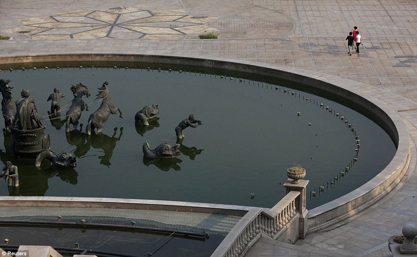 Một đài phun nước tại phiên bản Paris thu nhỏ trong lòng Trung Quốc.