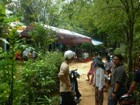 Nhiều người dân đến xem cơ quan công an khám nghiệm tử thi.